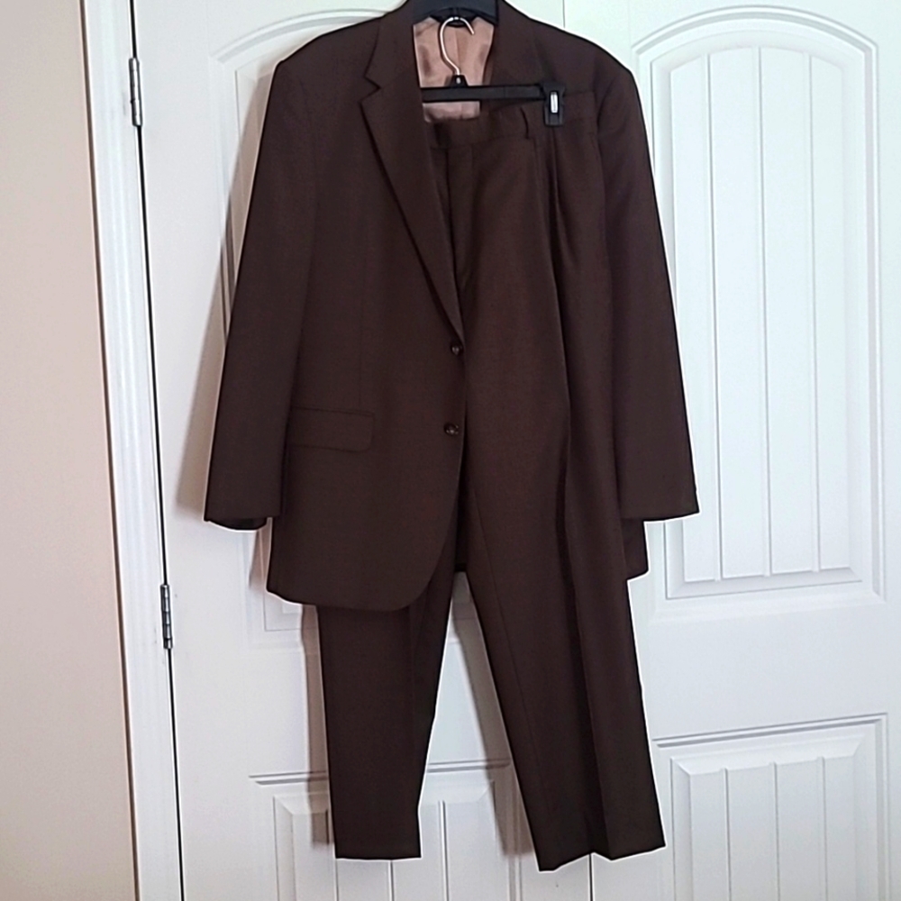 Men 3 piece  brown suit. Reg 43.